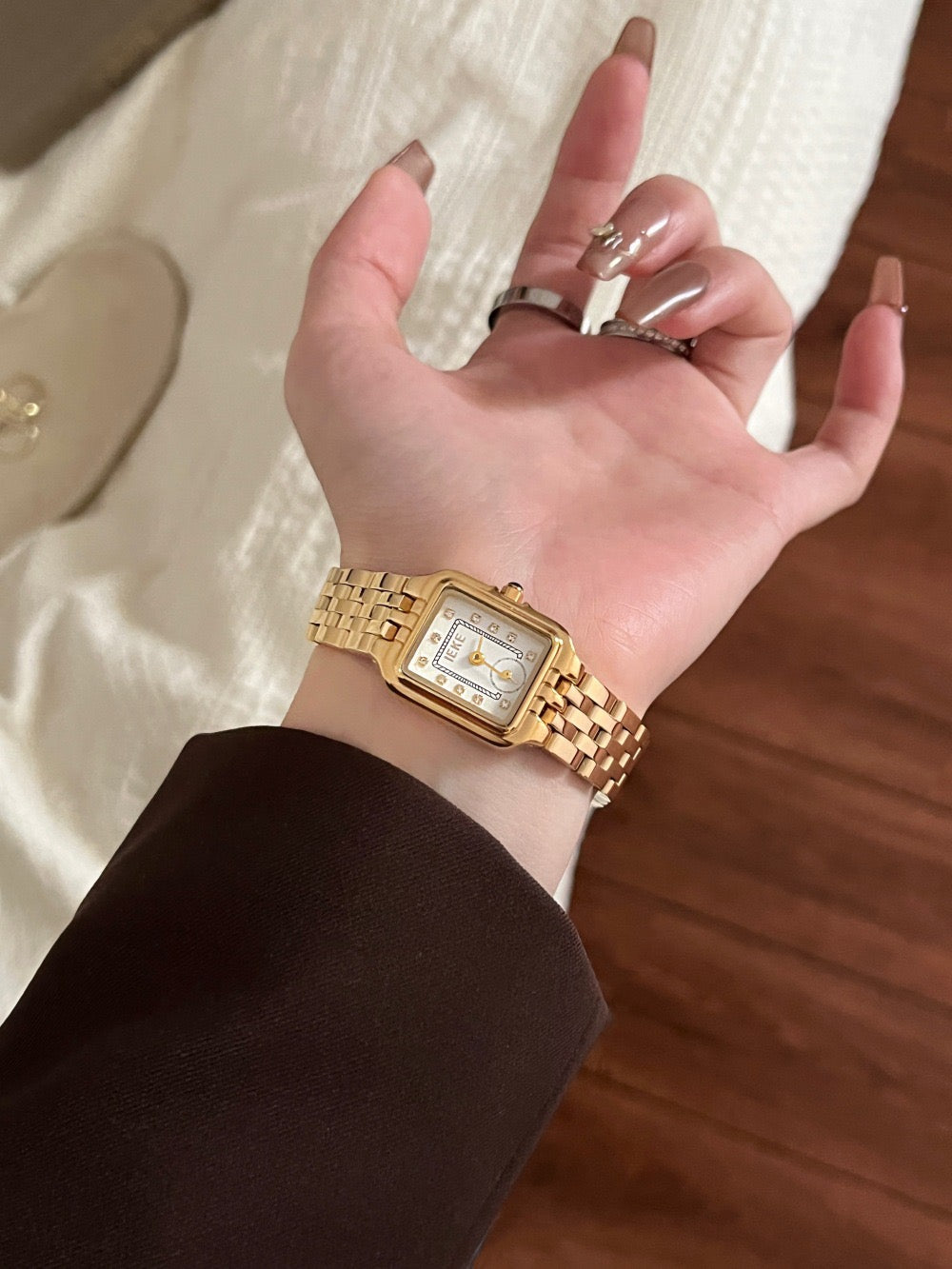 ساعة نسائية فنتج مستوحاة من كارتييه