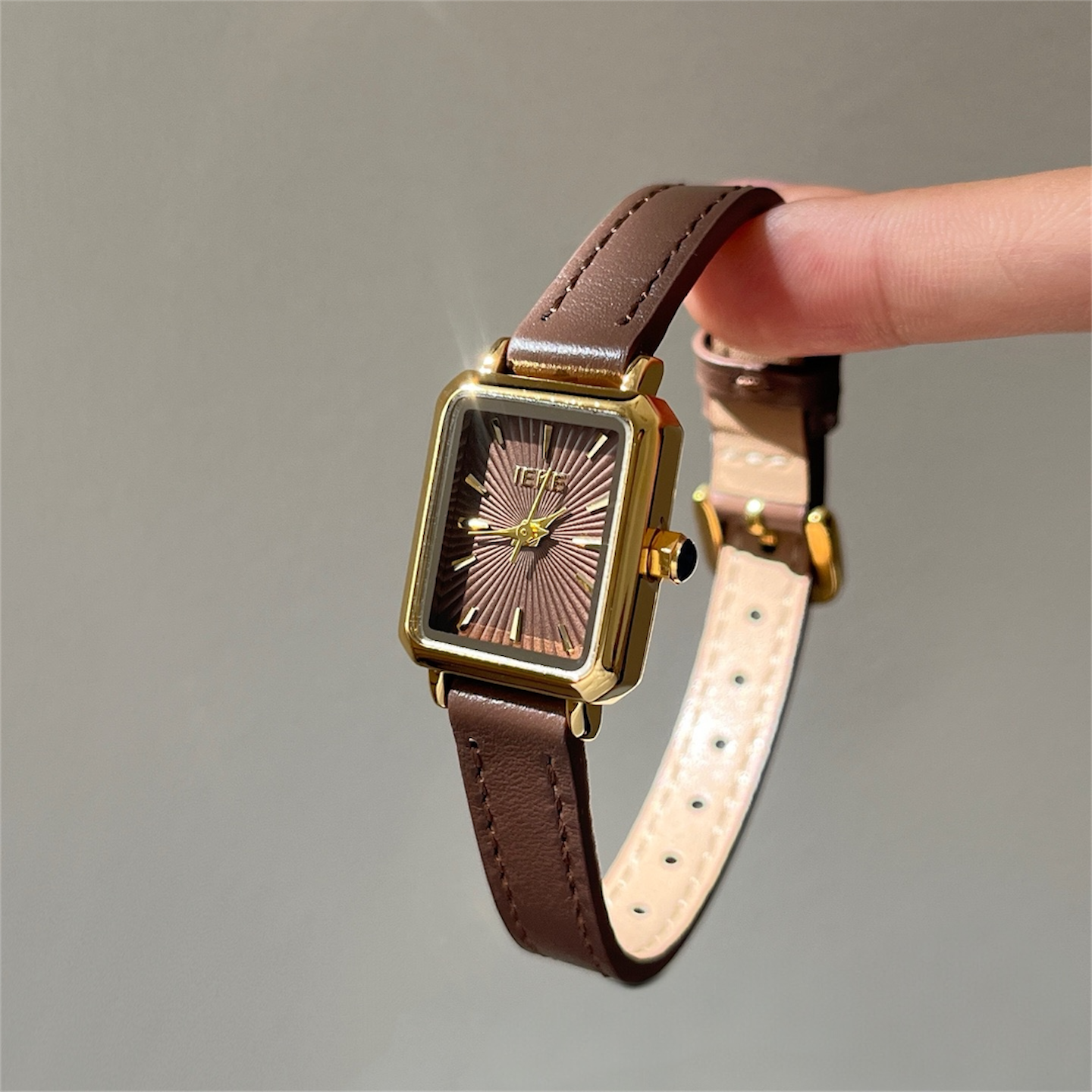 ساعة نسائية مميزة من الجلد