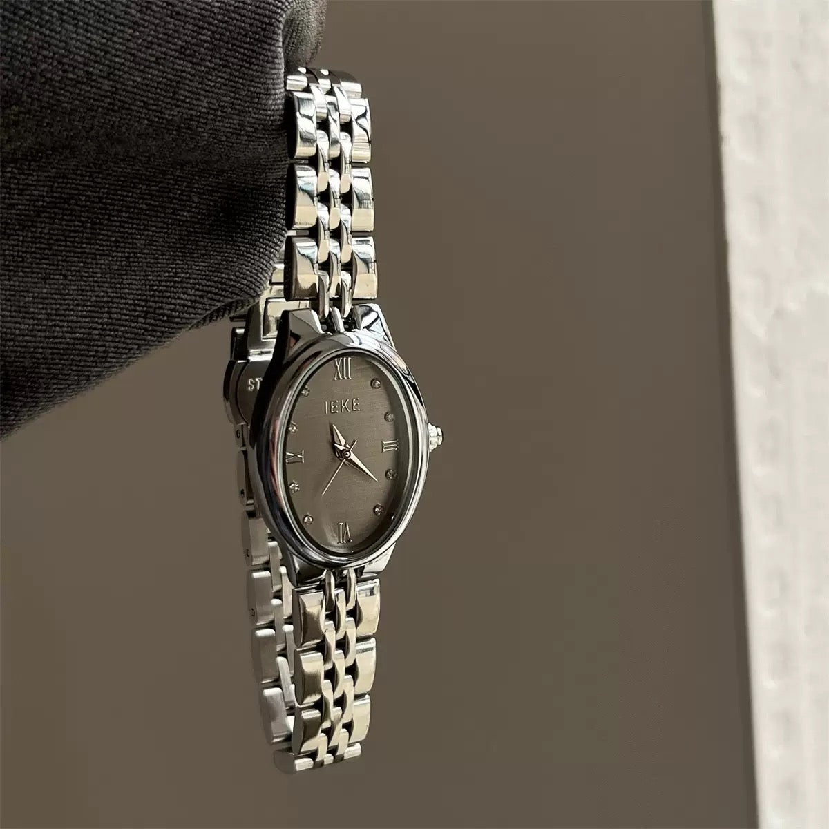 ساعة نسائية فنتج بتصميم كلاسيكي روماني